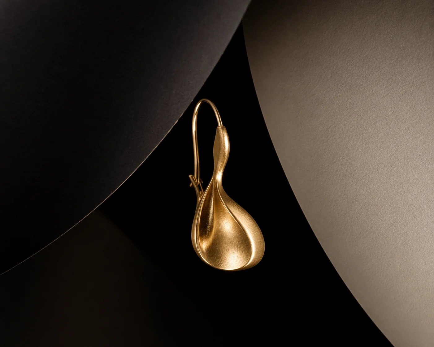 Kira Jewellery heykelsi altın küpe kampanya görseli