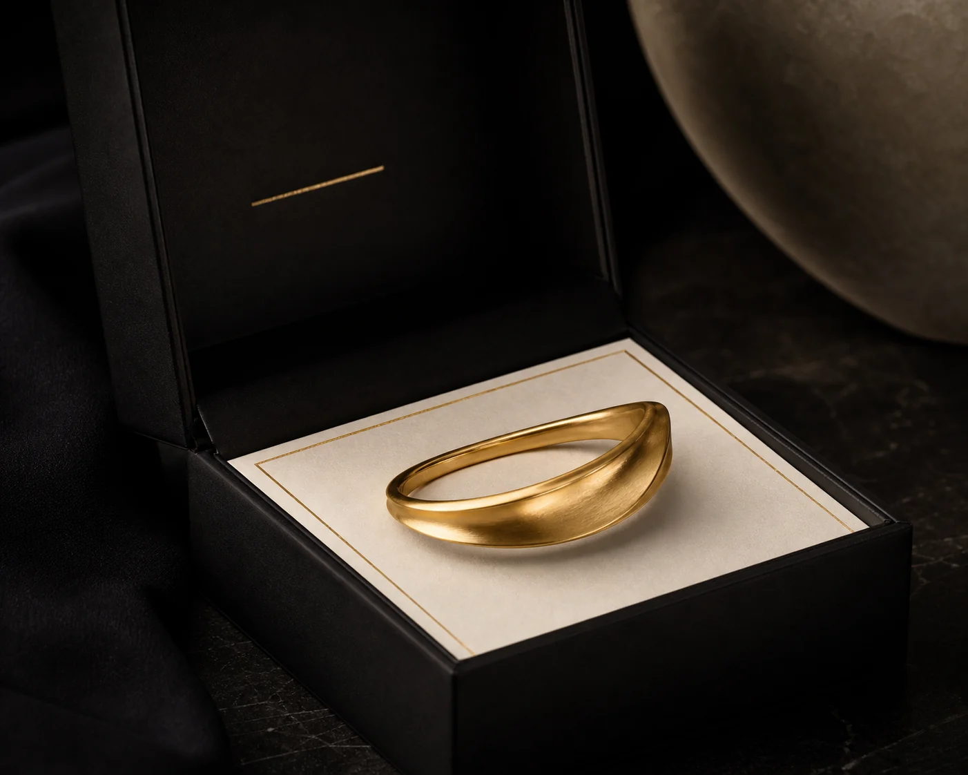 Kira Jewellery kutusunda sunulan altın bilezik