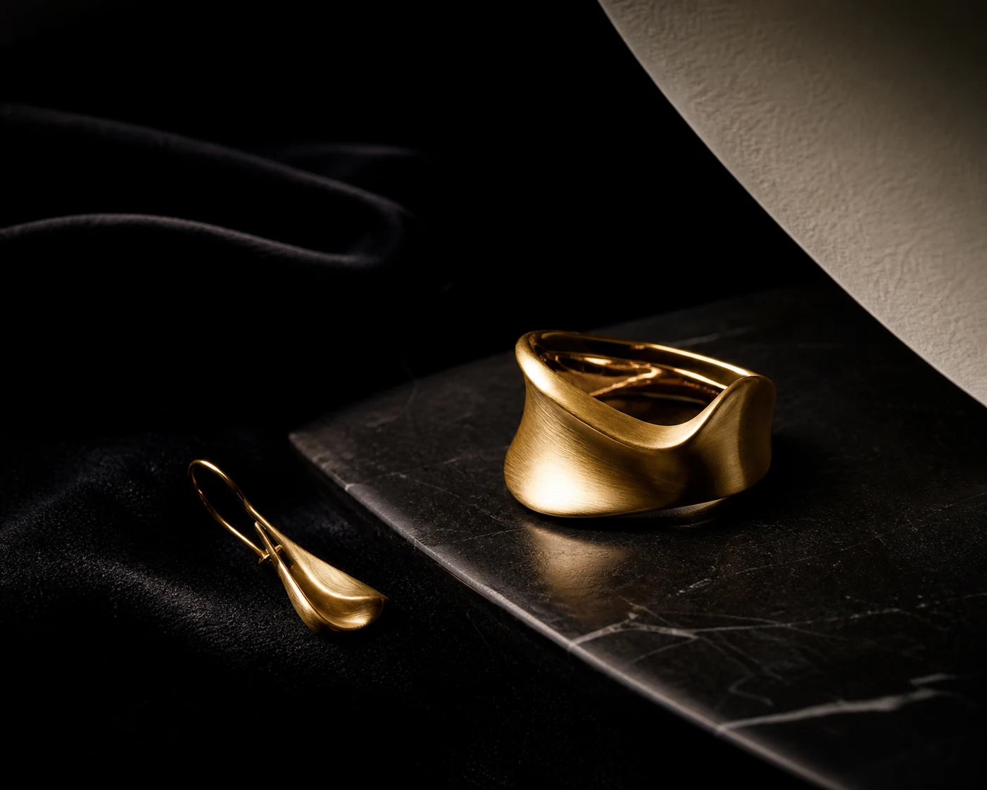 Kira Jewellery için hazırlanan heykelsi altın takı kampanya görseli
